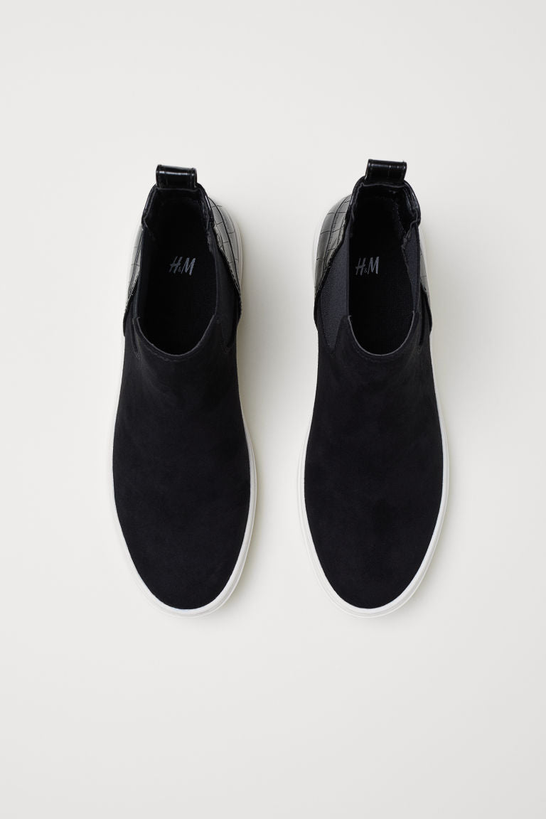 Trainers with elastic gores