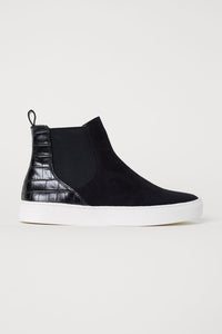 Trainers with elastic gores