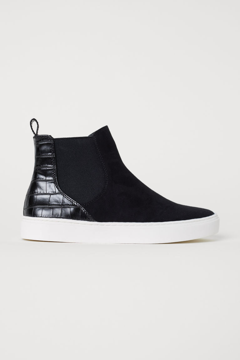 Trainers with elastic gores